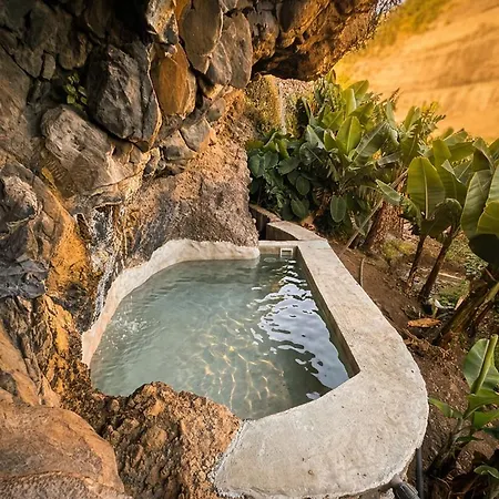 Gasthuis Waterfall Cave Pools Sauna Wild Banana Farm Ponta do Sol (Madeira)